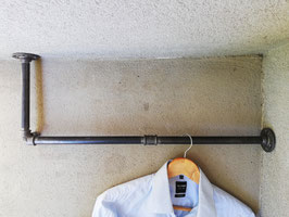 Eckgarderobe Rohrgarderobe für die Ecke zwischen Wand und Decke aus Eisenstangen bzw. Rohren im Industrial Style