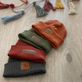 Beanies mit Kunstlederlabel