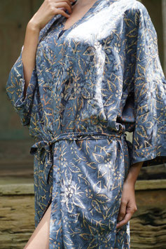 Kimono in pudrigem kohlegrau mit Blüten in milchkaffee  mit Gürtel und kleiner Tasche