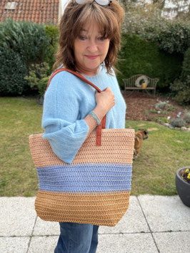 Große Basttasche mit blauem Balken und Reißverschluss