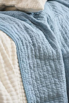 Quilt Aquablau mit Kreuzzstichen