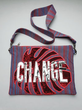 Upcycling Crossbody-Tasche „CHANGE“ – rote Samt-Schultertasche mit Monstera-Applikation, Einzelstück