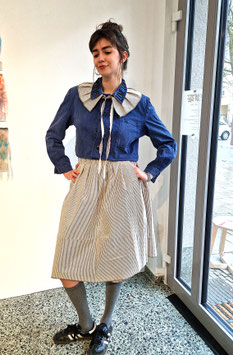 Upcycling Ensemble „LOVE“ – Arbeitsjacke, Wickelrock & Faltenkragen, Einzelstück