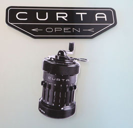 Curta Magnet-Set (2 Sujets) - Set mit Original Logo und Curta I Rechenmaschine