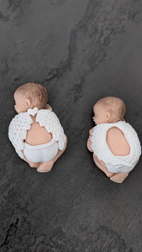 Bébé ange avec couche  blanche et aile