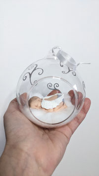 Boule verre ouverte avec bébé ange