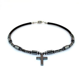 Halskette aus Hämatit mit Kreuz-Anhänger