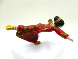 B - BALLERINA IM ROT-GOLDENEN KLEID