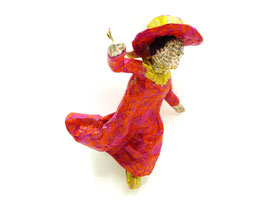 B - SCHWEBENDE ELEGANTE DAME IM ORANGE-ROSAFARBENEN BLUMENKLEID MIT HUT