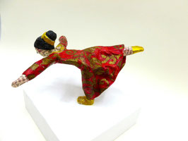 B - BALLERINA IM ROT-GOLDENEN KLEID