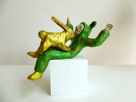 B - FÜRSORGLICHE BELAGERUNG EINES MANNES IM FROSCHGRÜNEN BÄRCHENKOSTÜM