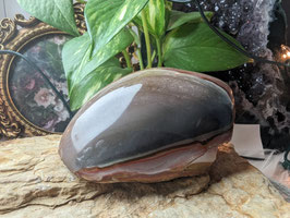 Polychromer Jaspis polished on top