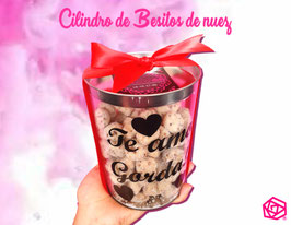 Cilindro con frase relleno de besitos de nuez y globo (Modelo sujeto a disponibilidad)