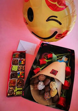 Bouquet de 12 fresas con 6 rosas, 12 golobrownies y globo
