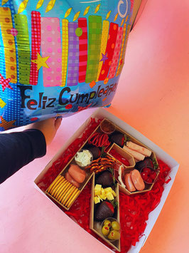 Números rellenos con carnes frías y un globo con helio