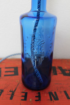 Stilvolle blaue Wasserflasche, Höhe mit Fassung ca. 35 cm, inklusive abgebildetem LED-Leuchtmittel