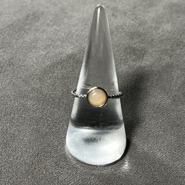 Bague réglable anneau crénelé et pierre
