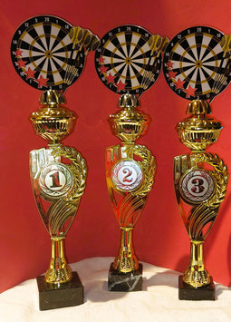 Große 3er Serie Pokale Dart Steel , E-Dart und in Gold mit ausgestellten Pfeilen