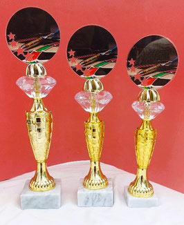 Dart 3er Serie auf goldenen Ständern mit Diamanten