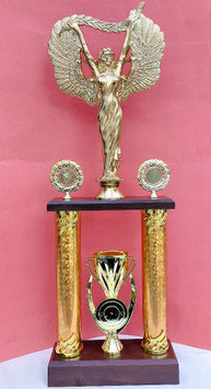 Großer Säulenpokal für die beste Frau ,inklusive Gravur Schild und Embleme