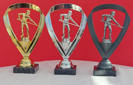 Sportfigur Billard auf goldenen Füssen im Bogen