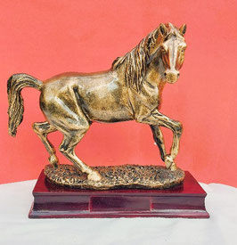 Pferdetrophäe Resin Figur Gold auf Holzsockel im Mahagoni Look