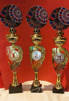 Große 3er Serie Pokale Dart Steel , E-Dart und in Gold mit ausgestellten Pfeilen