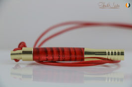 »Doggie«, Esche XG, „Tigerle“, rot gebeizt, Gold, rotes Lederband