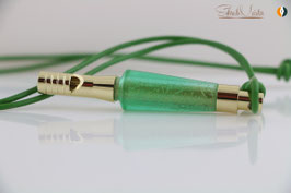 »Doggie«, Epoxydharz „Green Diamond“, Gold, Lederband grün