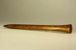 12,2cm / Handgefertigter Haarstab aus Nussbaum mit goldfarbener, leicht strukturierter  Verzierung