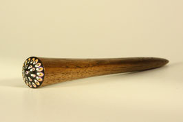 12,5cm / Gedrechselter Holzstab aus Nussbaum mit zarter handbemalter Verzierung - Unikat