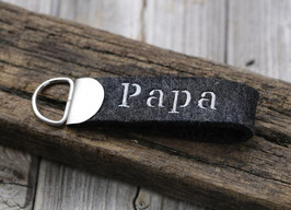 Kleiner Schlüsselanhänger mit Wunschbestickung "Papa"