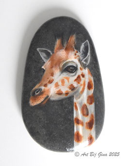 Mooie Giraf hand geschilderd op een riviersteen