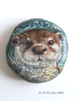 Plons! Otter duikt op.... Hand geschilderd op een riviersteen