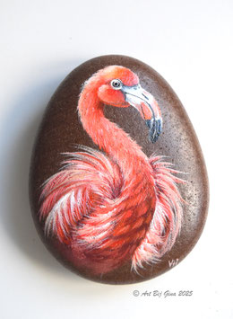 Roze flamingo hand geschilderd op steen