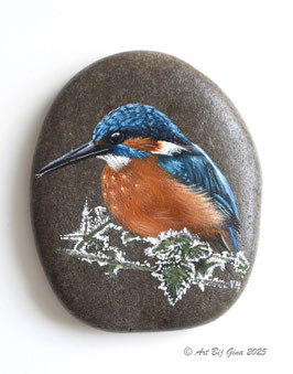 IJsvogeltje op een takje, hand geschilderd op een mooie riviersteen