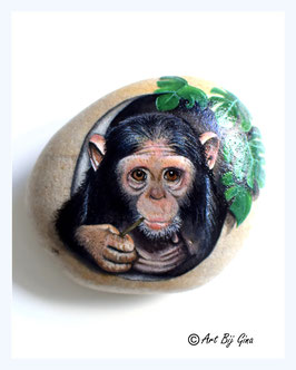 Kleine Apenkop... Jonge chimpansee geschilderd op steen