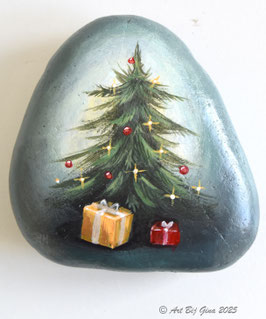 Kerstboom met pakjes, hand geschilderd op steen