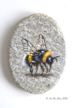 Vliegende hommel geschilderd op een mooi stenen schijfje