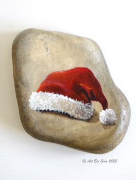 Leuke kerstmuts (A) geschilderd op een mooie steen