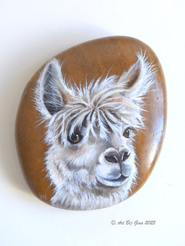 Leuke witte Alpaca geschilderd op een mooie riviersteen