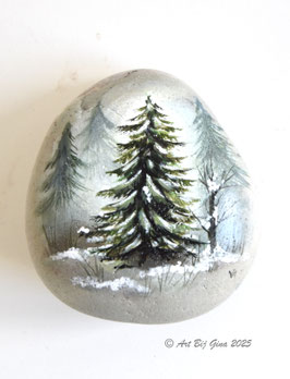 Kerstboom in het bos, hand geschilderd op steen