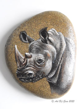 Neushoorn geschilderd op een mooie riviersteen