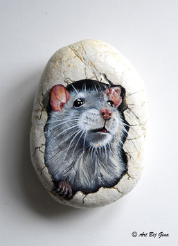 Whiskers, nieuwsgierige rat geschilderd op steen