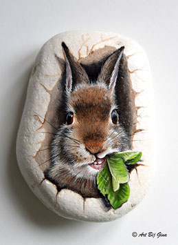 Lunchtime! Leuk konijn geschilderd op een lichte riviersteen