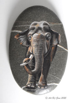 Olifant geschilderd op een mooie riviersteen