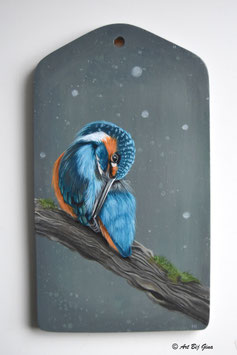 IJsvogel poetsend op een tak geschilderd op een houten plankje