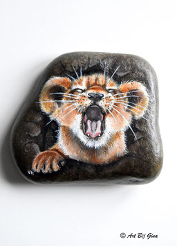 Hakuna Matata, leeuwen jong geschilderd op steen