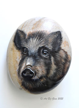 Wild zwijn hand geschilderd op een mooie riviersteen