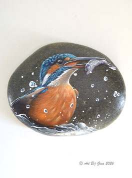 IJsvogel komt boven, hand geschilderd op een grote steen
